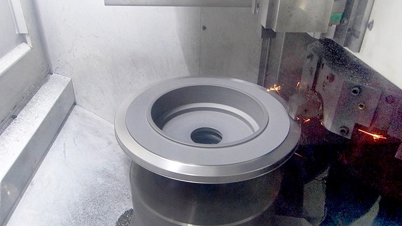 LYV-500刹车盘数控专机在进行粗车加工